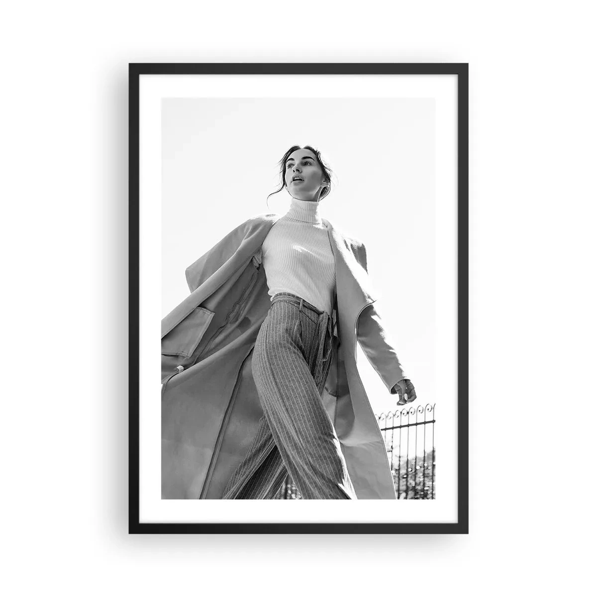 Póster en marco negro - Una mujer elegante con un abrigo largo camina con confianza. - 50x70cm - ¿Vienes conmigo? - Decoración de pared moderna para salón y dormitorio ARTTOR
