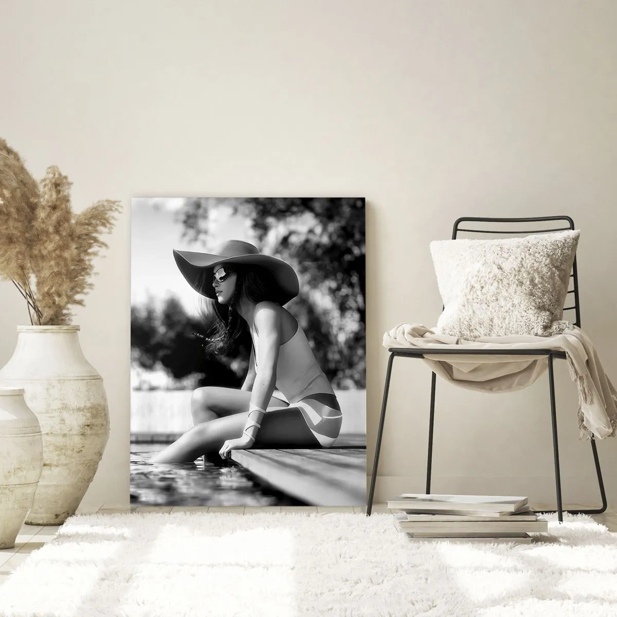 Cuadro sobre vidrio - Impresiones sobre Vidrio - Mujer con sombrero sentada junto a la piscina en blanco y negro - 50x70cm - Un sueño de verano - Decoración de pared moderna para salón y dormitorio ARTTOR