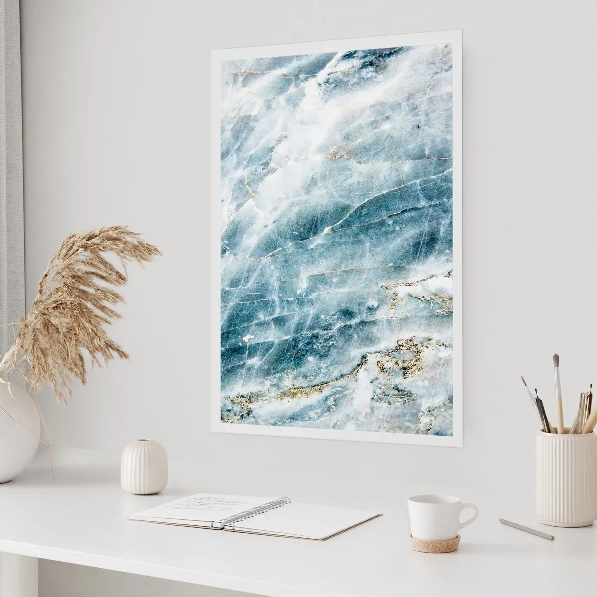 Póster - Mármol azul con sutiles vetas doradas. - 50x70cm - El mundo de hielo - Decoración de pared moderna para salón y dormitorio ARTTOR