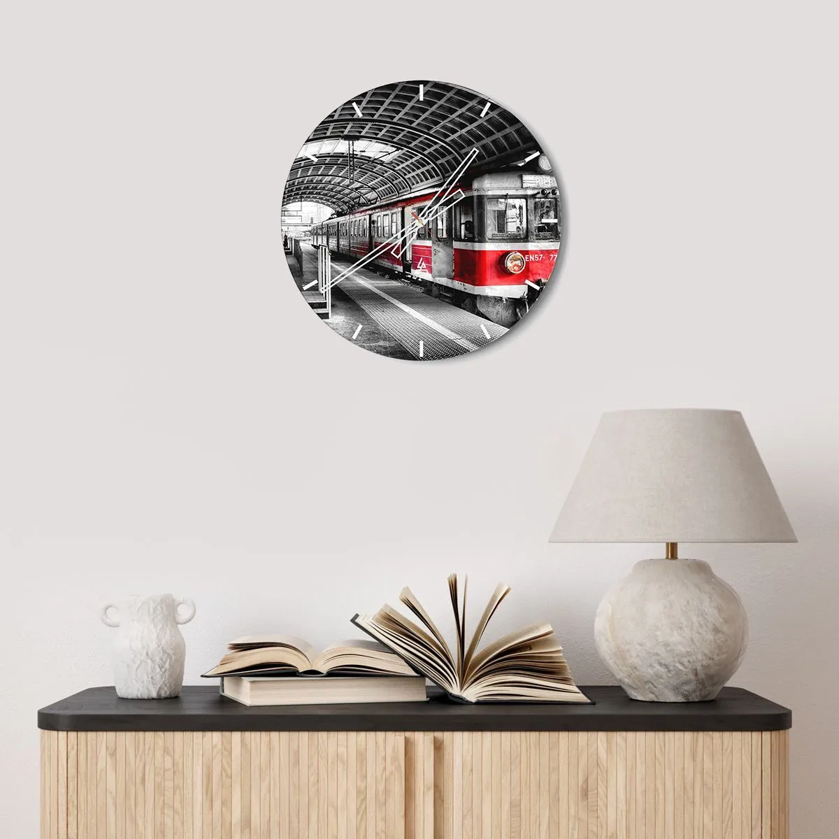 Reloj de pared - Reloj de vidrio - Tren rojo en la estación en estilo industrial. - 30x30cm - ¿El viaje de su vida? - Decoración de pared moderna para salón, cocina y dormitorio ARTTOR
