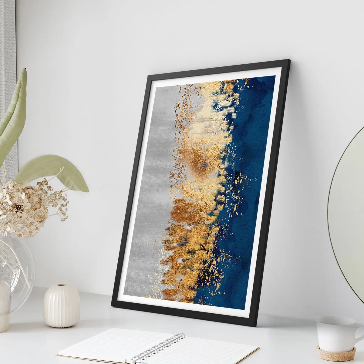 Póster en marco negro - Una composición abstracta en tonos azul marino, dorado y plateado. - 50x70cm - Composición moderna con chispas - Decoración de pared moderna para salón y dormitorio ARTTOR