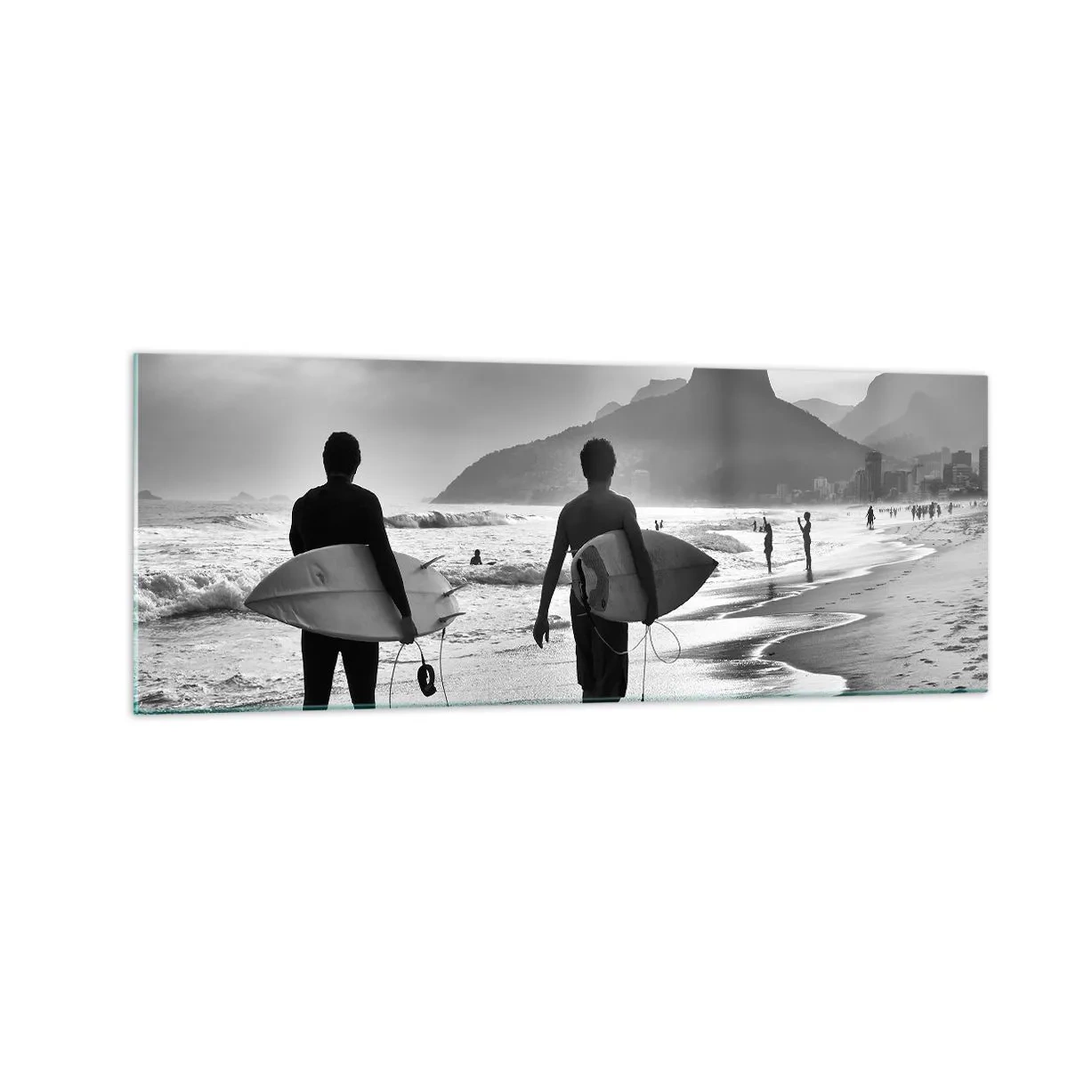 Cuadro sobre vidrio - Impresiones sobre Vidrio - Dos surfistas caminando por la playa con sus tablas en blanco y negro. - 140x50cm - Samba para una ola - Decoración de pared moderna para salón y dormitorio ARTTOR