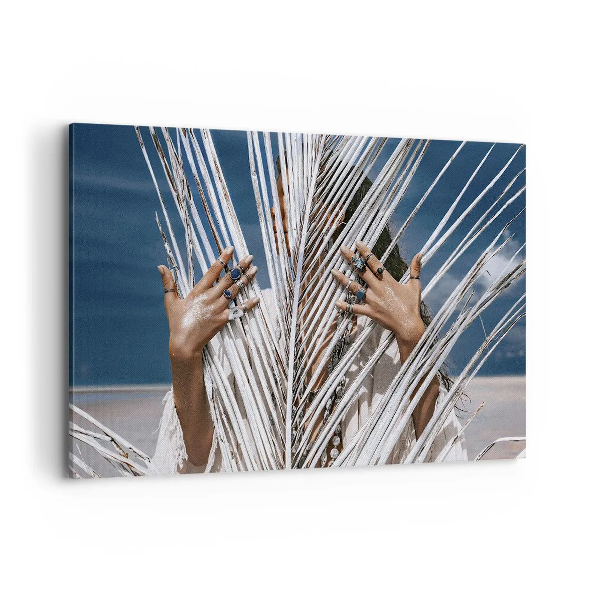 Cuadro sobre lienzo - Impresión de Imagen - Una mujer escondida detrás de hojas de palma con anillos en sus manos. - 120x80cm - ¿La mujer chamana? - Decoración de pared moderna para salón y dormitorio ARTTOR