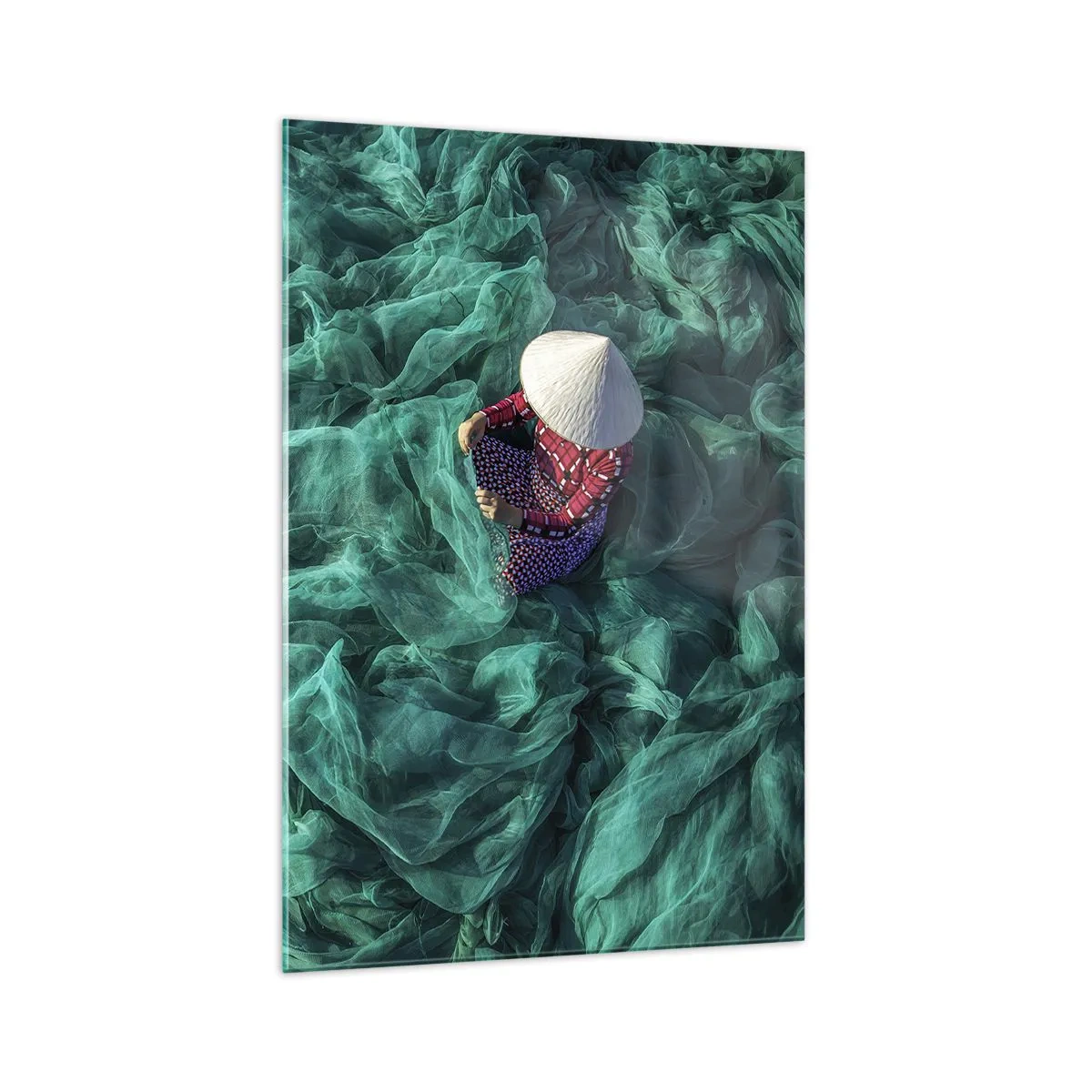 Cuadro sobre vidrio - Impresiones sobre Vidrio - Una persona con sombrero entre redes de pesca verdes. - 70x100cm - En un mar de redes - Decoración de pared moderna para salón y dormitorio ARTTOR
