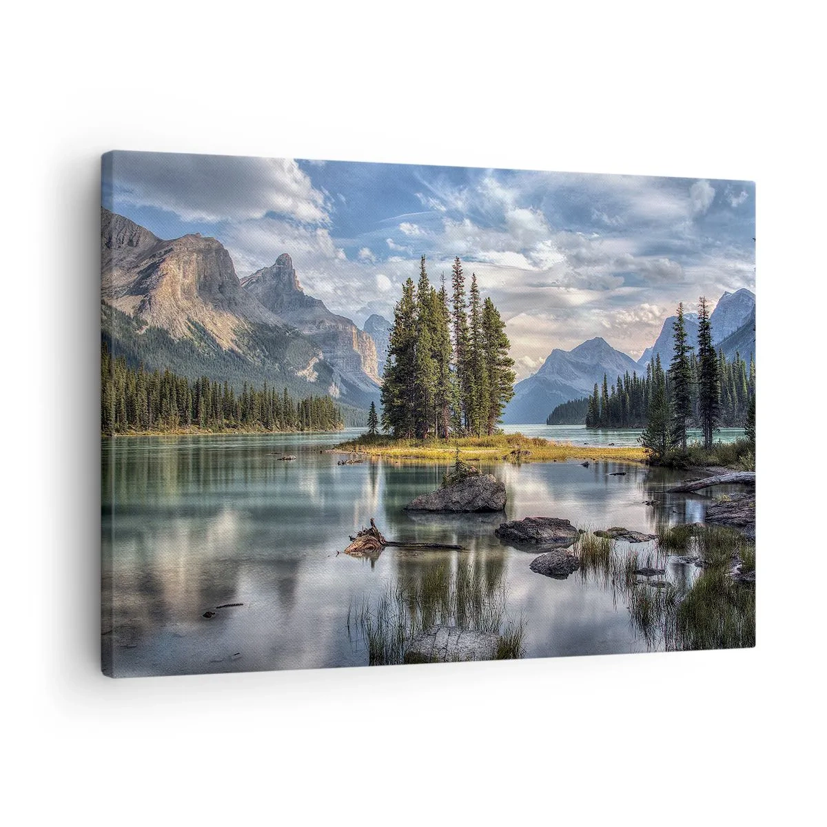Cuadro sobre lienzo - Impresión de Imagen - Un paisaje de montaña con una isla rodeada por un lago tranquilo. - 70x50cm - Sobre el agua cristalina... - Decoración de pared moderna para salón y dormitorio ARTTOR