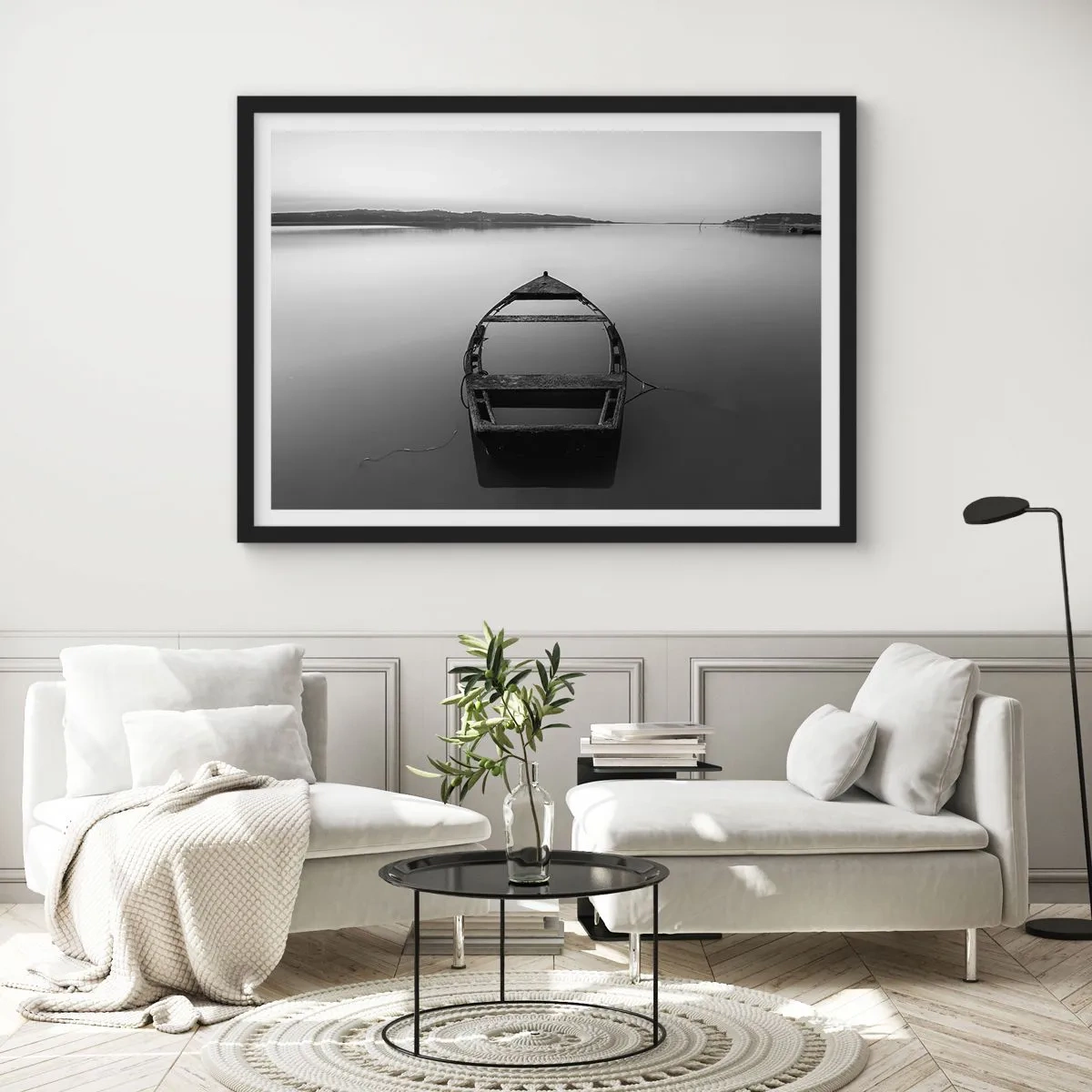 Póster en marco negro - Un barco solitario en un lago tranquilo en tonos blanco y negro. - 100x70cm - Anhelo y melancolía - Decoración de pared moderna para salón y dormitorio ARTTOR