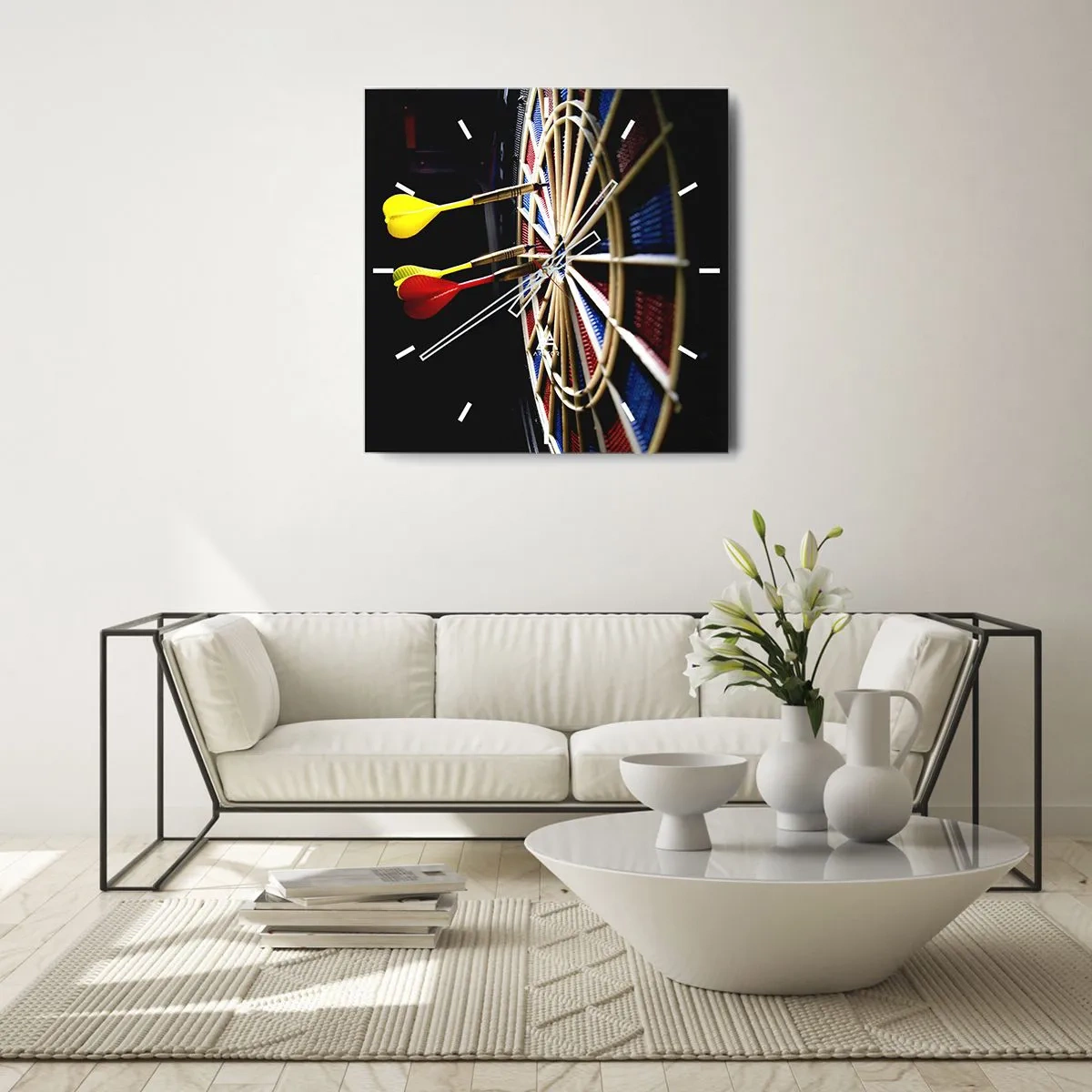 Reloj de pared - Reloj de vidrio - Un tablero de dardos con dardos impactados sobre un fondo negro - 30x30cm - En el blanco - Decoración de pared moderna para salón y dormitorio ARTTOR