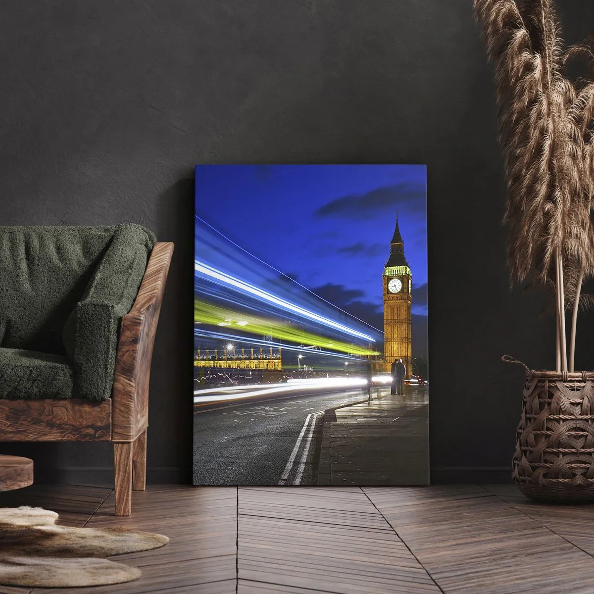 Cuadro sobre lienzo - Impresión de Imagen - El Big Ben de noche con el efecto de las luces en el tráfico de la calle. - 70x100cm - Bajo la mirada del Big Ben - Decoración de pared moderna para salón y dormitorio ARTTOR