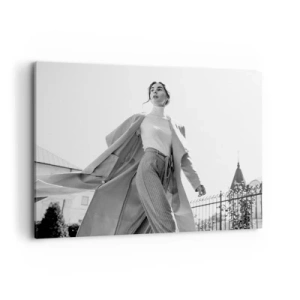 Cuadro sobre lienzo - Impresión de Imagen - Mujer elegante con abrigo frente a un fondo arquitectónico en blanco y negro - 100x70cm - ¿Vienes conmigo? - Decoración de pared moderna para salón y dormitorio ARTTOR