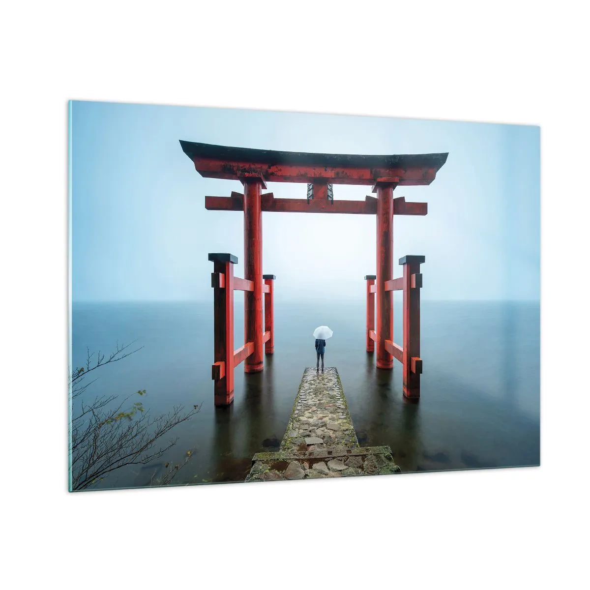 Cuadro sobre vidrio - Impresiones sobre Vidrio - Un torii rojo sobre aguas tranquilas en un entorno brumoso. - 100x70cm - Ensueño japonés - Decoración de pared moderna para salón y dormitorio ARTTOR