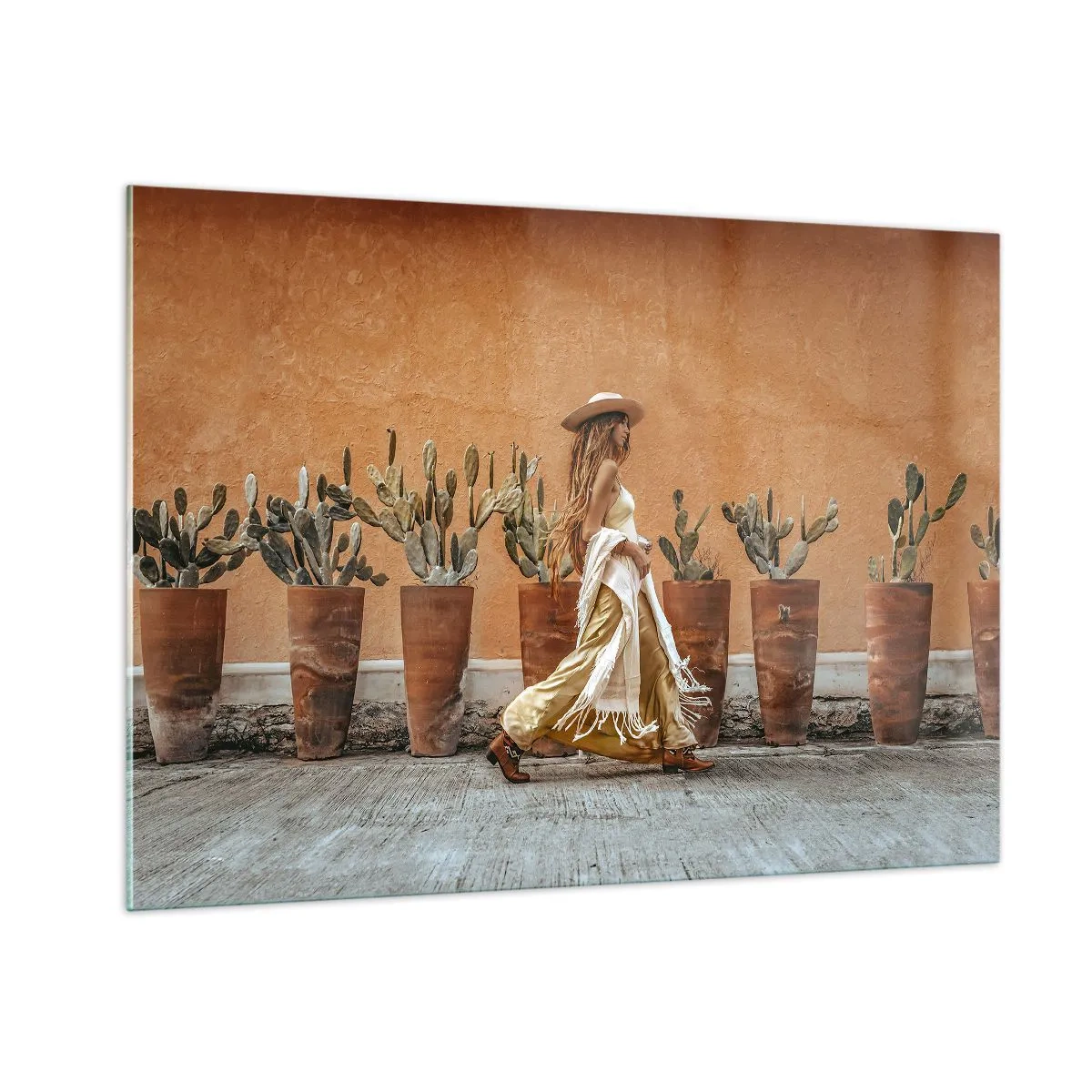 Cuadro sobre vidrio - Impresiones sobre Vidrio - Una mujer de estilo boho paseando entre macetas de cactus. - 100x70cm - Estilo hippie - Decoración de pared moderna para salón y dormitorio ARTTOR