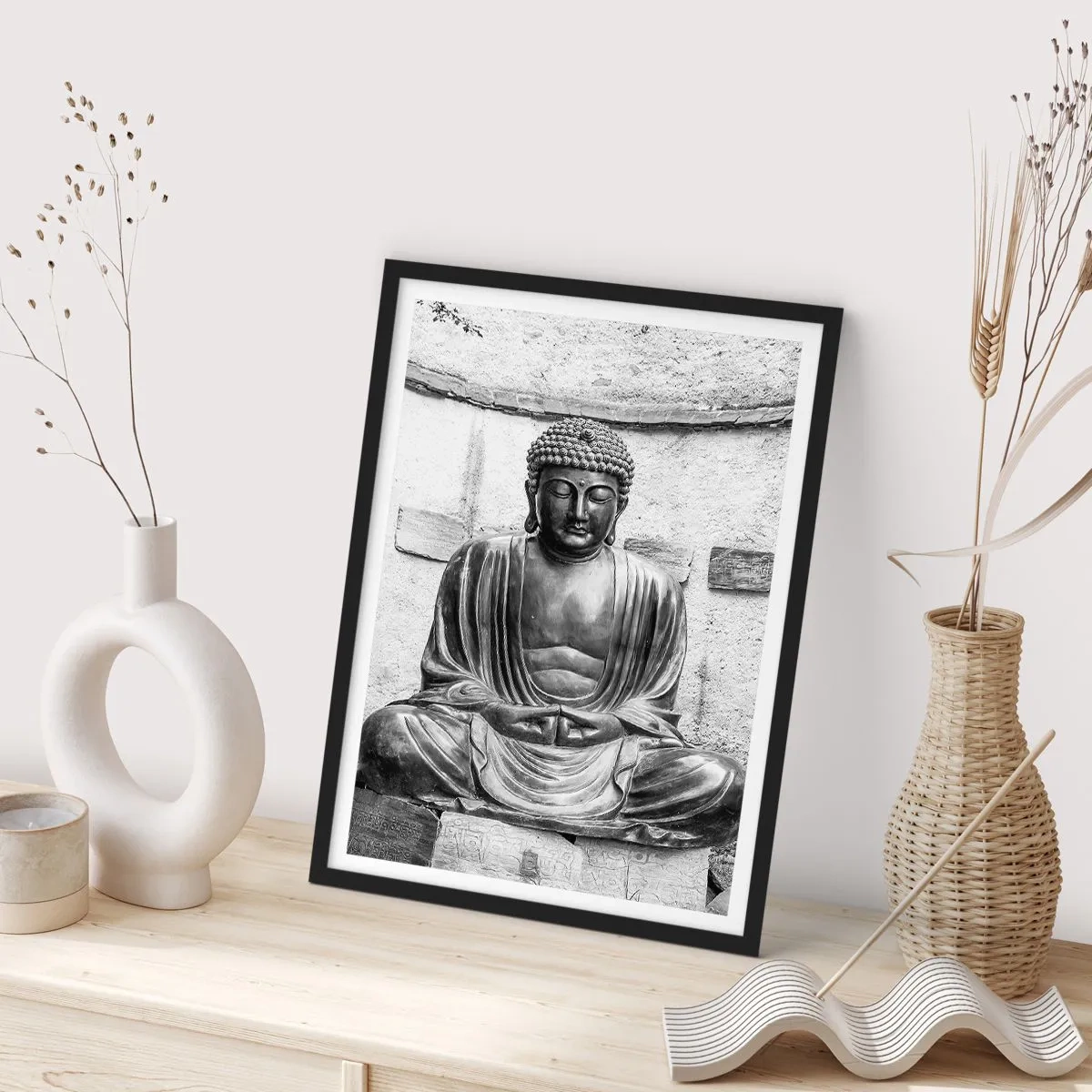 Póster en marco negro - Una escultura de Buda en posición meditativa en tonos monocromáticos. - 50x70cm - En la fuente de la paz - Decoración de pared moderna para salón y dormitorio ARTTOR
