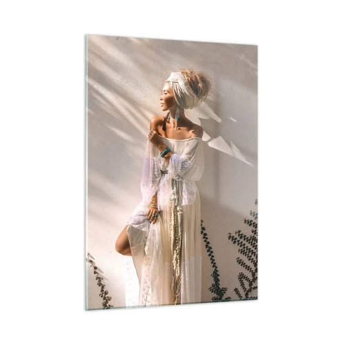 Cuadro sobre vidrio - Impresiones sobre Vidrio - Una mujer con estilo boho sobre el fondo de una pared clara y sombras de plantas. - 50x70cm - El sol y la joven - Decoración de pared moderna para salón y dormitorio ARTTOR