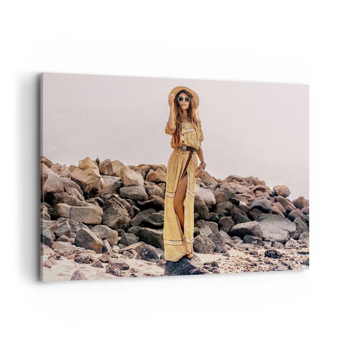Cuadro sobre lienzo - Impresión de Imagen - Una mujer con estilo boho sobre un fondo de playa rocosa. - 120x80cm - La magia de las piedras - Decoración de pared moderna para salón y dormitorio ARTTOR