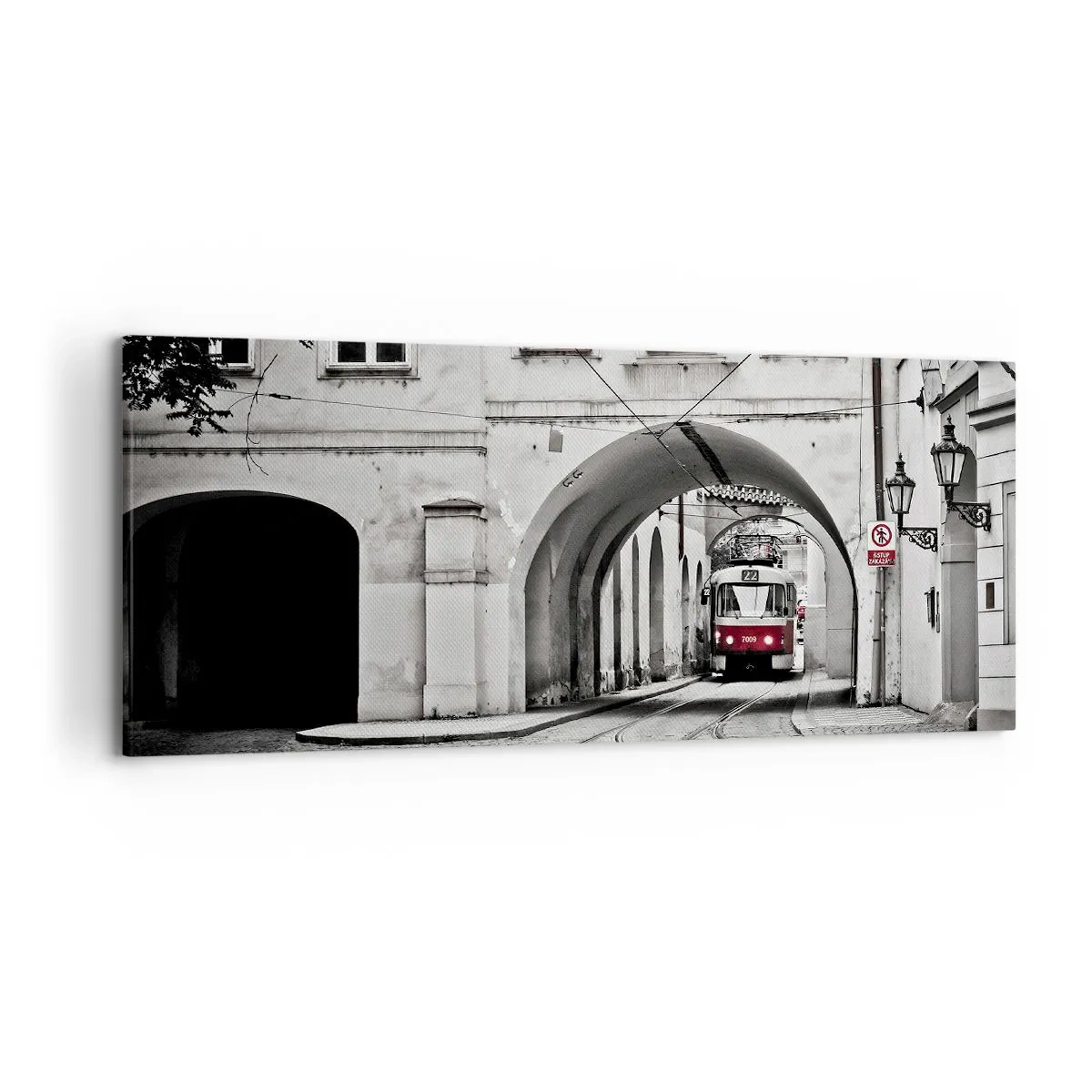 Cuadro sobre lienzo - Impresión de Imagen - Un tranvía en blanco y negro en una calle histórica de la ciudad. - 120x50cm - A través del laberinto urbano - Decoración de pared moderna para salón y dormitorio ARTTOR