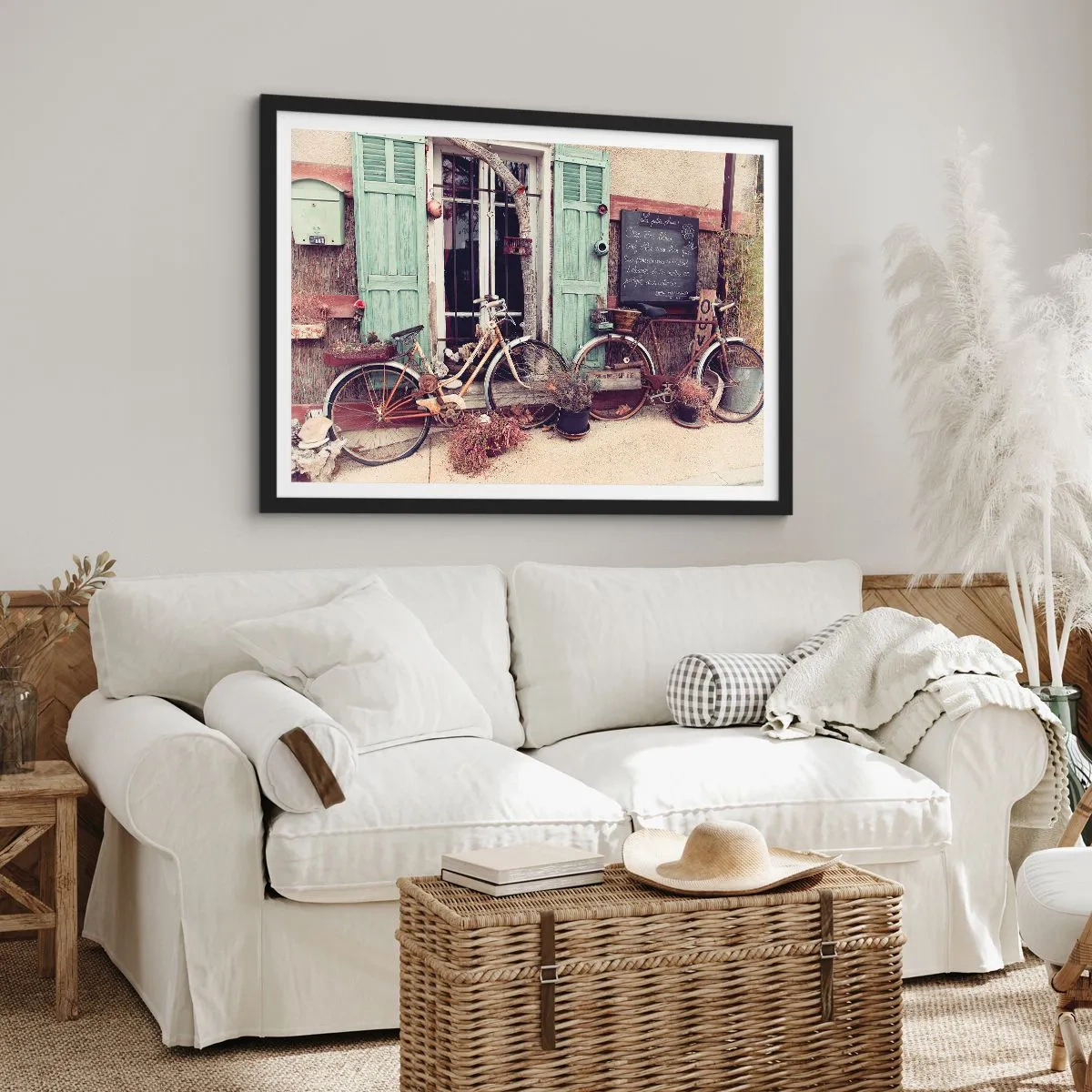 Póster en marco negro - Bicicletas antiguas frente a una puerta de madera con contraventanas en tonos pastel. - 70x50cm - La vida rural - Decoración de pared moderna para salón y dormitorio ARTTOR