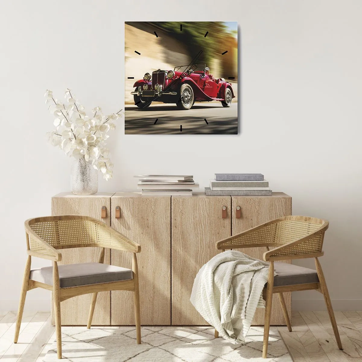 Reloj de pared - Reloj de vidrio - Coche clásico rojo en movimiento en una calle soleada - 30x30cm - Hermosa pieza de museo - Decoración de pared moderna para salón y dormitorio ARTTOR
