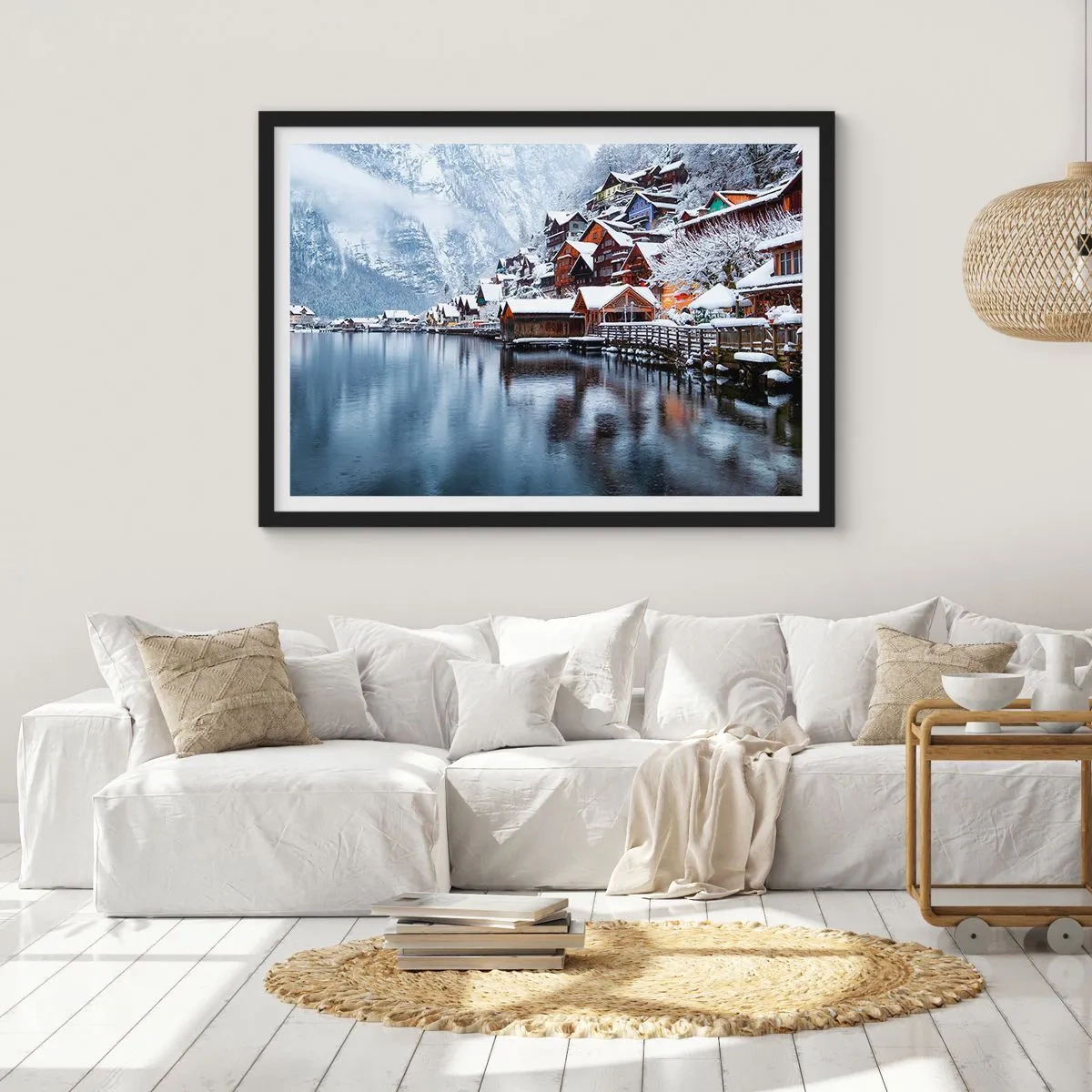 Póster en marco negro - Vista invernal de un pueblo de montaña junto al lago. - 70x50cm - En un decorado de invierno - Decoración de pared moderna para salón y dormitorio ARTTOR
