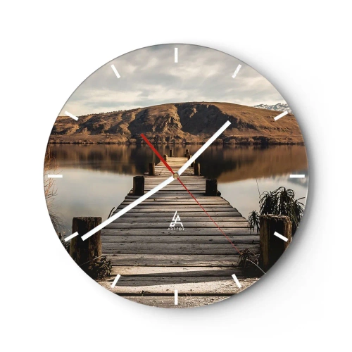 Reloj de pared - Reloj de vidrio - Un puente de madera conduce a un tranquilo lago en las montañas. - 30x30cm - Un paisaje en silencio - Decoración de pared moderna para salón, cocina y dormitorio ARTTOR