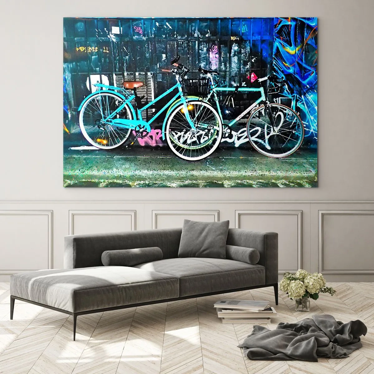 Cuadro sobre vidrio - Impresiones sobre Vidrio - Una bicicleta urbana con un fondo de grafitis y atmósfera de neón. - 70x50cm - La ciudad llama - Decoración de pared moderna para salón y dormitorio ARTTOR
