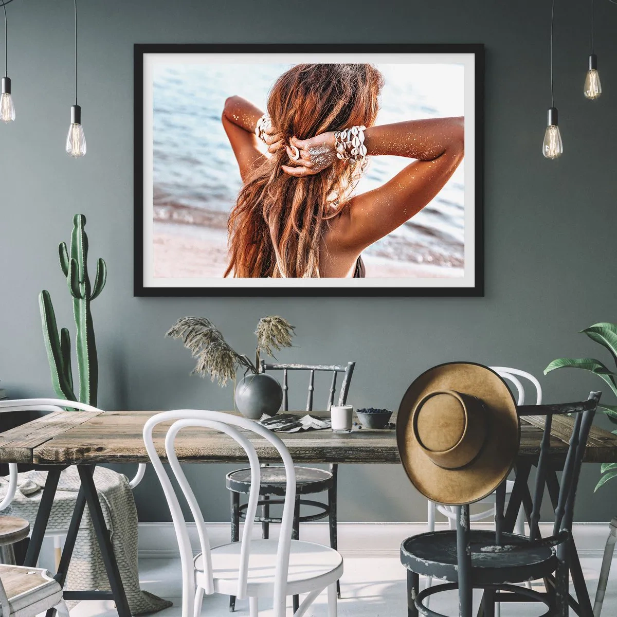 Póster en marco negro - Una mujer en la playa con su cabello ondeando al sol. - 70x50cm - Hermanada con el agua y el sol - Decoración de pared moderna para salón y dormitorio ARTTOR