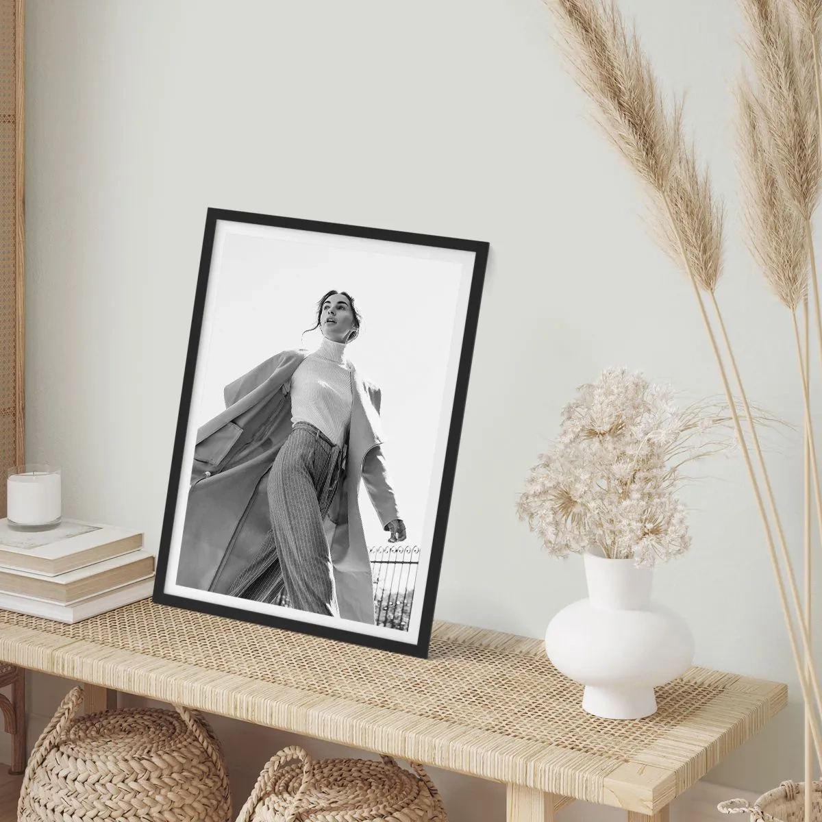 Póster en marco negro - Una mujer elegante con un abrigo largo camina con confianza. - 50x70cm - ¿Vienes conmigo? - Decoración de pared moderna para salón y dormitorio ARTTOR