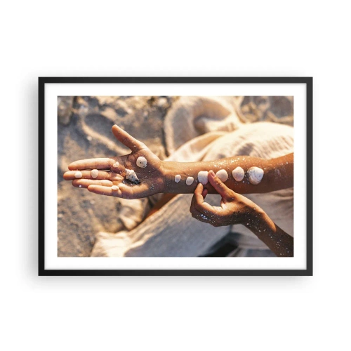 Póster en marco negro - Manos con conchas marinas dispuestas sobre el fondo de arena. - 70x50cm - La belleza al alcance de la mano - Decoración de pared moderna para salón y dormitorio ARTTOR