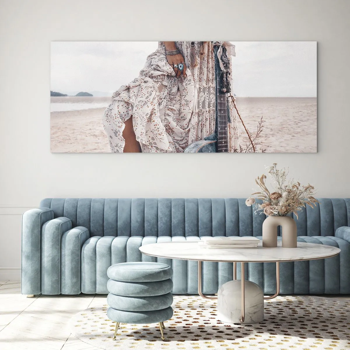 Cuadro sobre vidrio - Impresiones sobre Vidrio - Mujer de estilo boho con guitarra en la playa - 160x50cm - Una flor en el camino - Decoración de pared moderna para salón y dormitorio ARTTOR