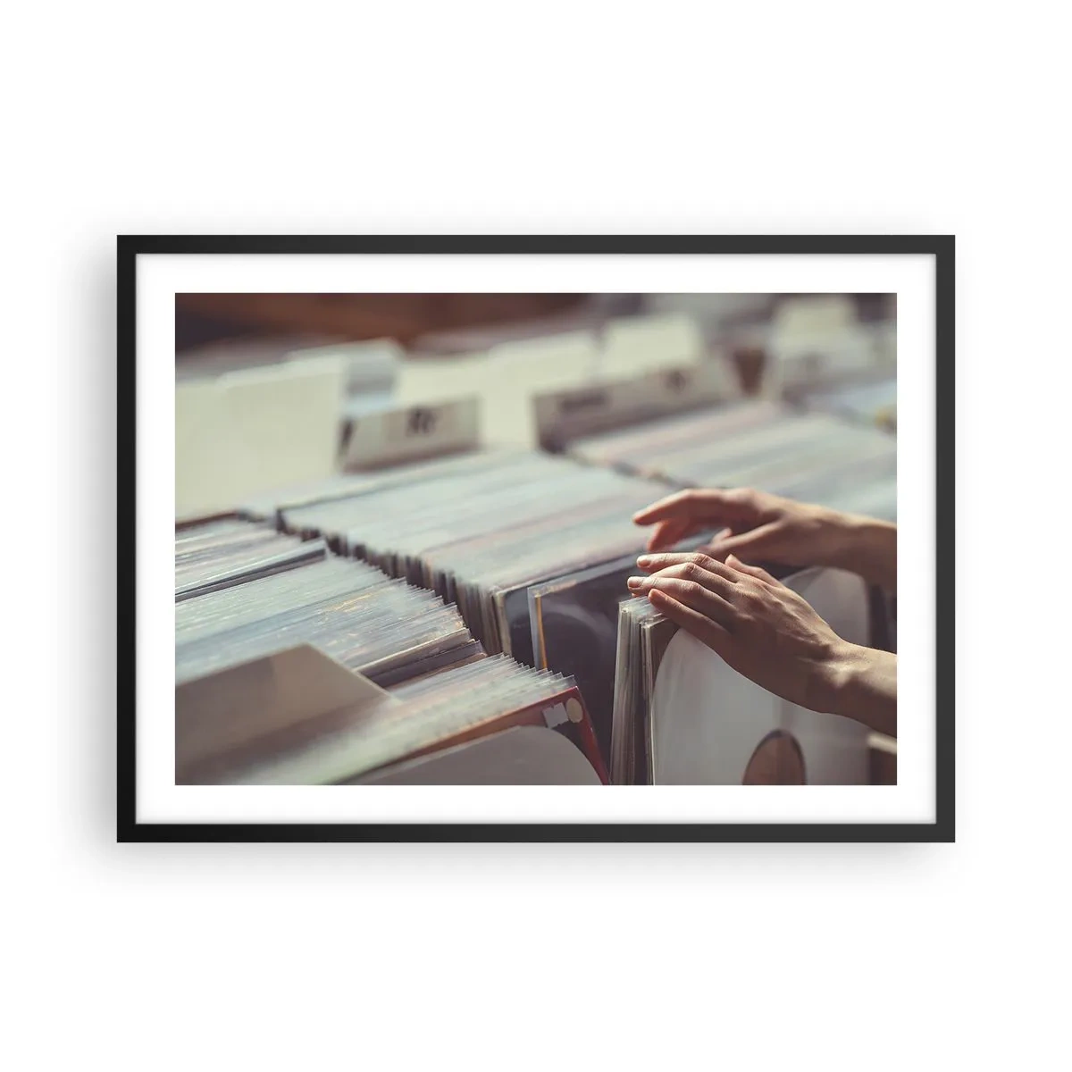 Póster en marco negro - Manos mirando a través de una colección de vinilos - 70x50cm - En busca de emociones - Decoración de pared moderna para salón y dormitorio ARTTOR