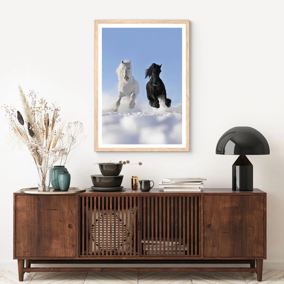 Póster en marco roble claro - Galope blanco y negro - 70x100 cm