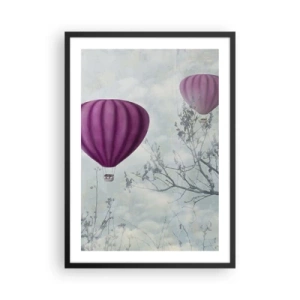 Póster en marco negro - Globos morados flotando entre las ramas de los árboles. - 50x70cm - Surcando los cielos - Decoración de pared moderna para salón y dormitorio ARTTOR