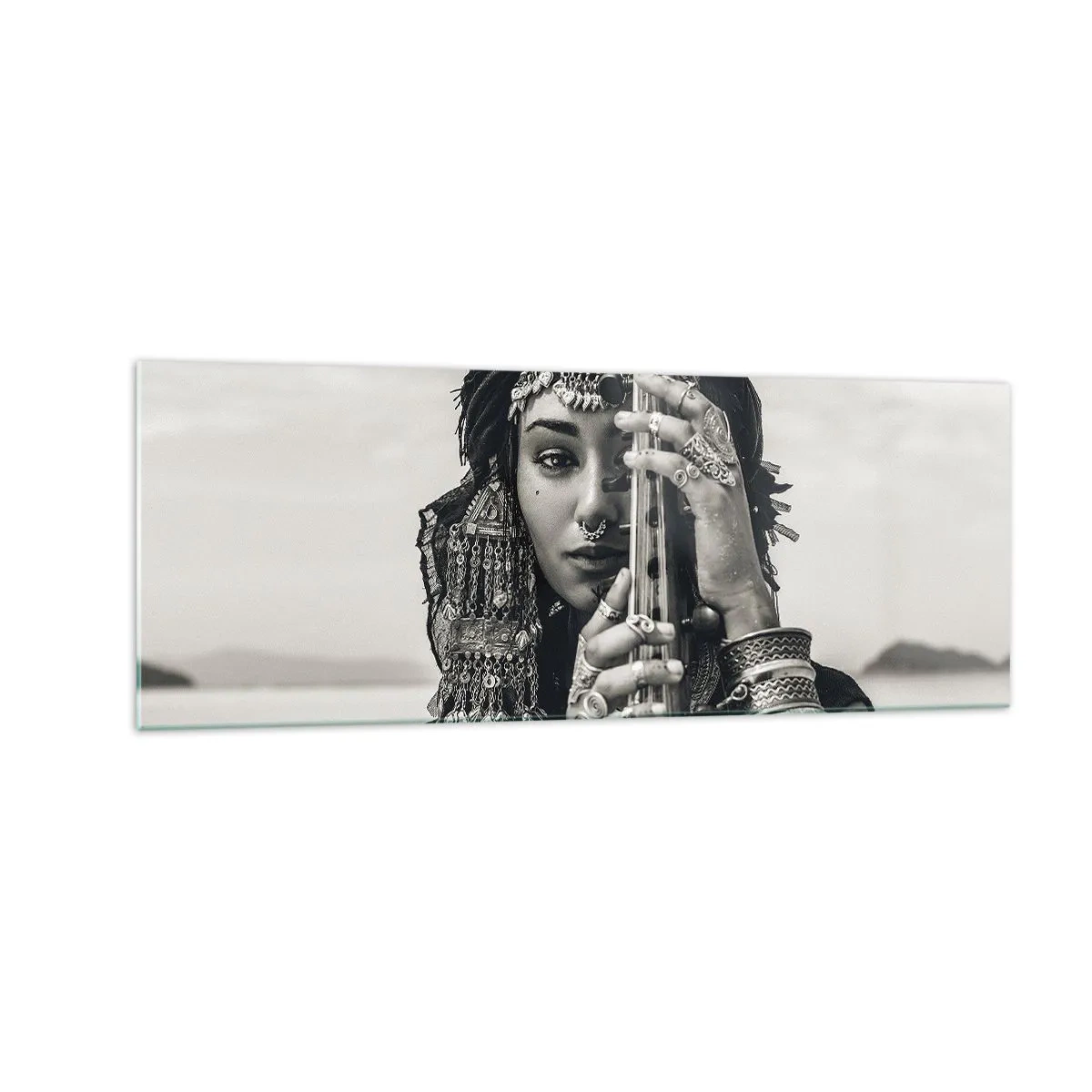 Cuadro sobre vidrio - Impresiones sobre Vidrio - Retrato de una mujer con joyas étnicas sosteniendo un instrumento en la mano. - 140x50cm - La música propia de Oriente - Decoración de pared moderna para salón y dormitorio ARTTOR