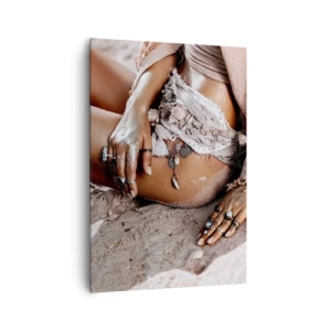 Cuadro sobre lienzo - Impresión de Imagen - Mujer bohemia en la playa con joyas - 70x100cm - Bañada por el sol y la arena - Decoración de pared moderna para salón y dormitorio ARTTOR