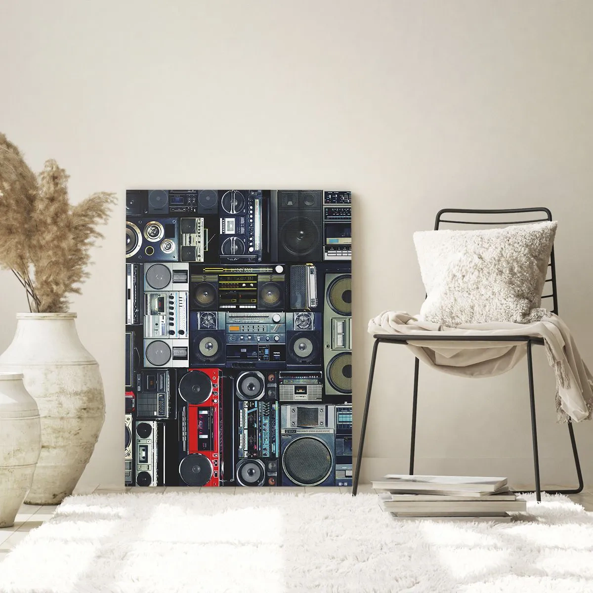 Cuadro sobre vidrio - Impresiones sobre Vidrio - Un collage de radios retro y grabadoras sobre un fondo oscuro. - 50x70cm - Nostalgia de los 80. - Decoración de pared moderna para salón y dormitorio ARTTOR