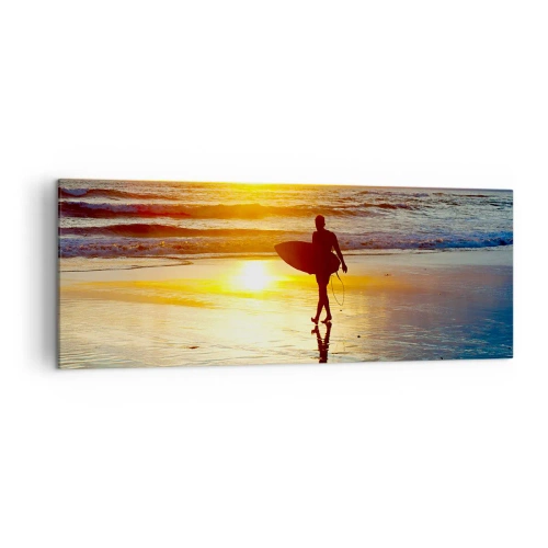 Cuadro sobre lienzo - Impresión de Imagen - Un surfista caminando por la playa al atardecer con una tabla en la mano. - 140x50cm - El regreso del guerrero - Decoración de pared moderna para salón y dormitorio ARTTOR