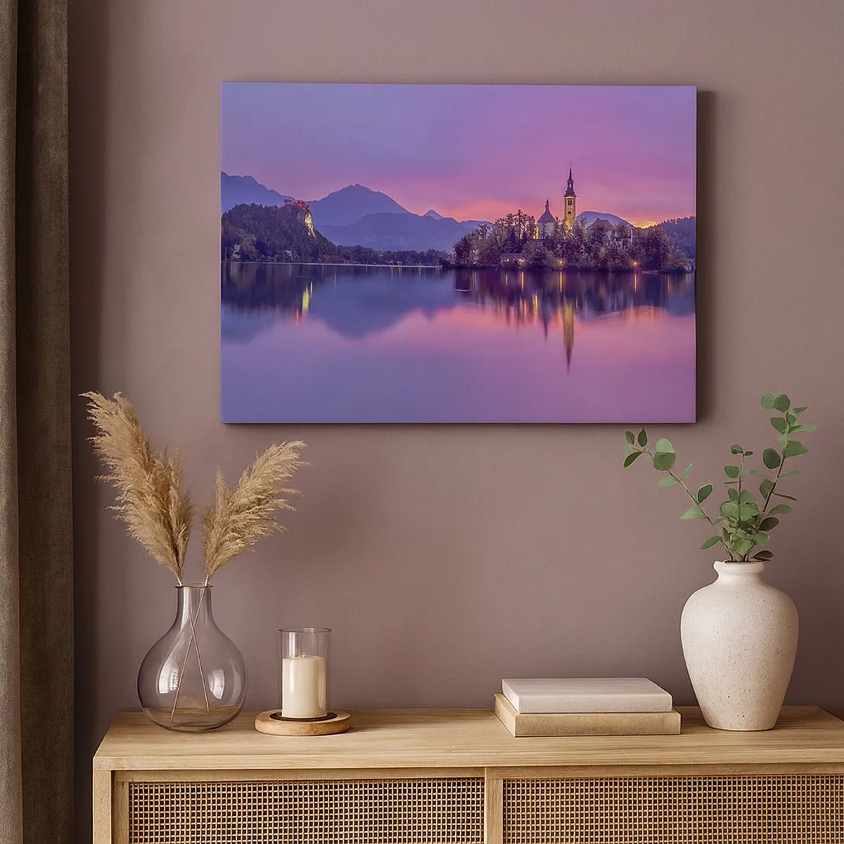 Cuadro sobre lienzo - Impresión de Imagen - Lago con una isla y una iglesia al atardecer - 70x50cm - Isla de cuento de hadas al atardecer  - Decoración de pared moderna para salón y dormitorio ARTTOR