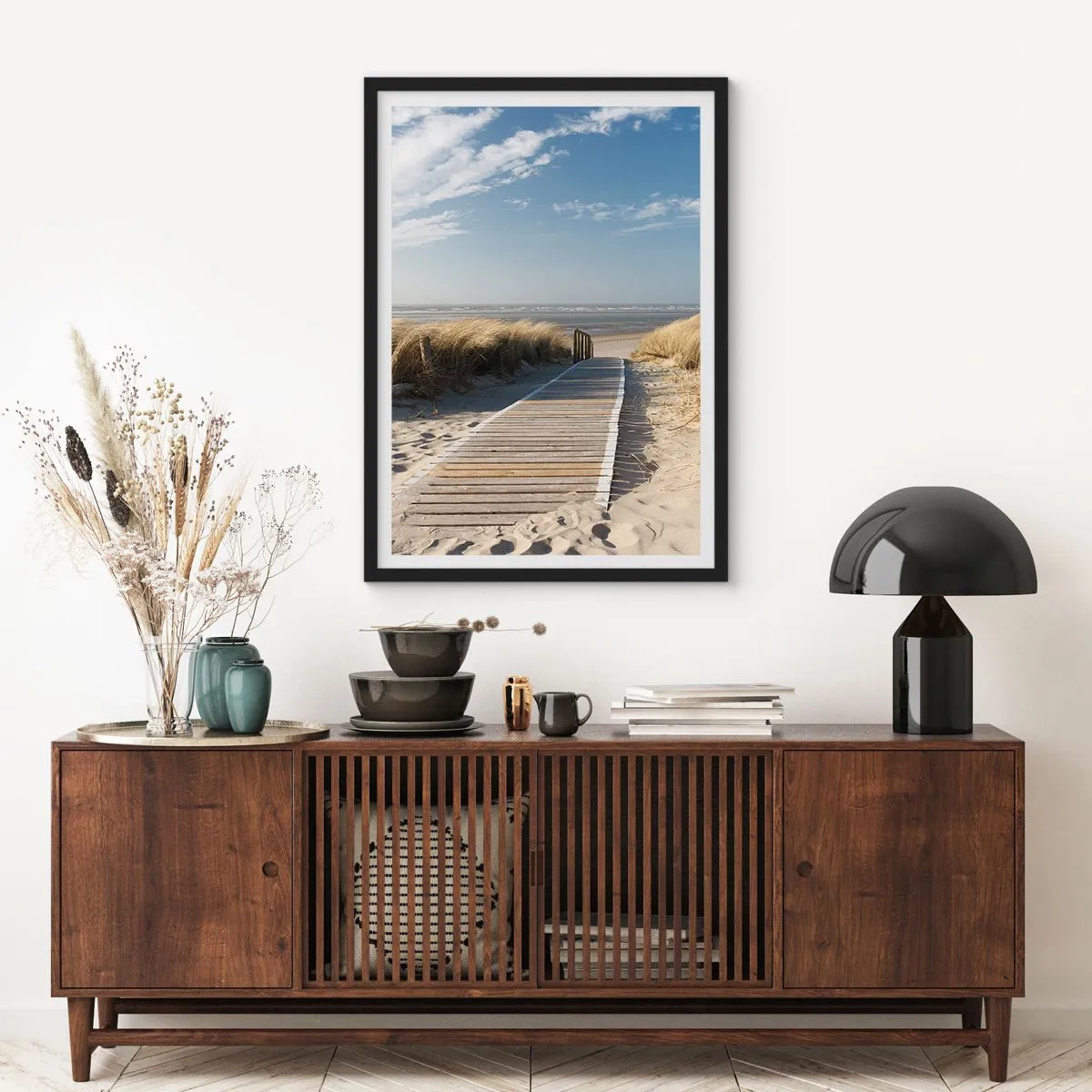 Póster en marco negro - Más allá de la duna, en el susurro de la naturaleza - 61x91 cm