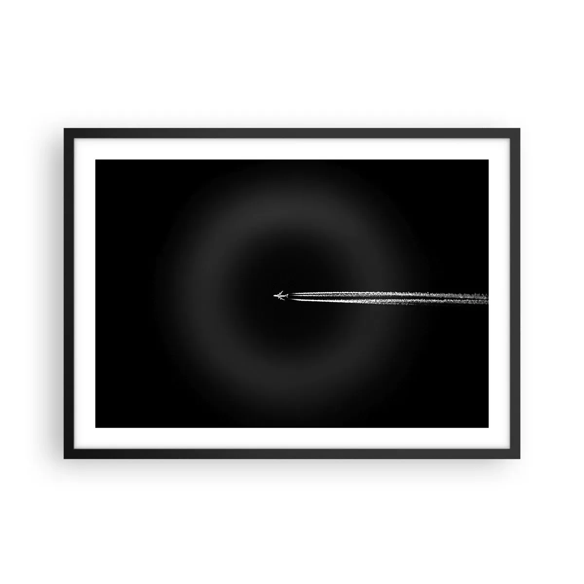 Póster en marco negro - Un avión a reacción con una estela de condensación visible sobre un fondo negro. - 70x50cm - En otra dimensión - Decoración de pared moderna para salón y dormitorio ARTTOR
