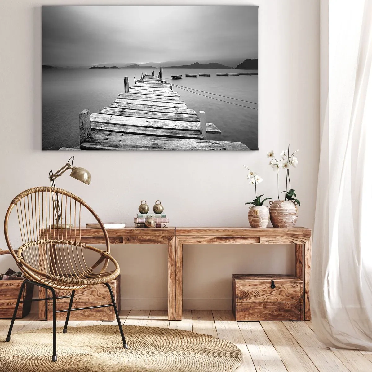 Cuadro sobre lienzo - Impresión de Imagen - Una vista en blanco y negro de un embarcadero de madera y un lago tranquilo. - 120x80cm - Más allá de las montañas, más allá de los mares - Decoración de pared moderna para salón y dormitorio ARTTOR