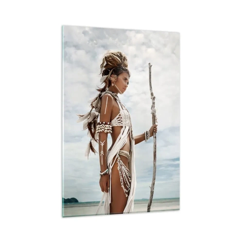 Cuadro sobre vidrio - Impresiones sobre Vidrio - Mujer estilizada en la playa con adornos étnicos y un palo. - 80x120cm - Reina de los trópicos - Decoración de pared moderna para salón y dormitorio ARTTOR
