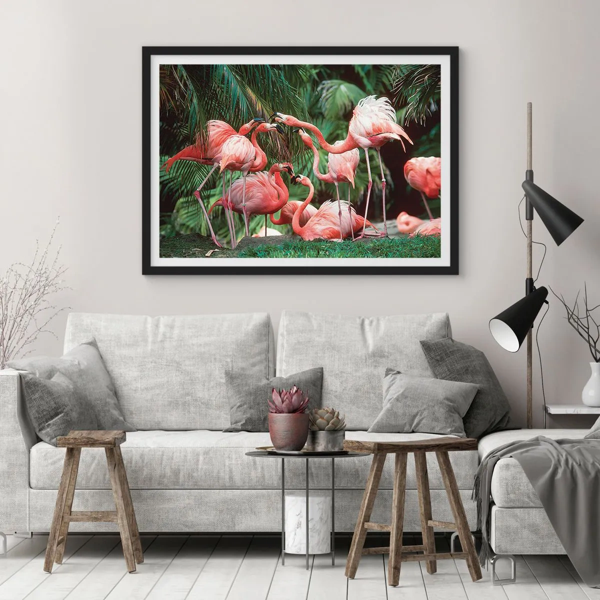 Póster en marco negro - Un grupo de flamencos en un entorno tropical rodeado de palmeras. - 70x50cm - Cotilleos de la tarde - Decoración de pared moderna para salón y dormitorio ARTTOR