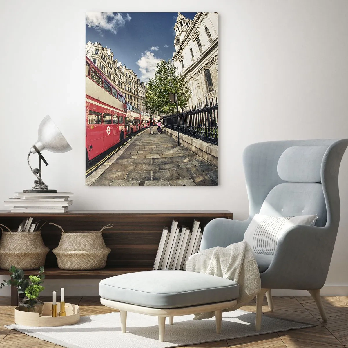 Cuadro sobre vidrio - Impresiones sobre Vidrio - Autobús rojo de dos pisos en Londres, cerca de la calle y la catedral. - 70x100cm - Una calle de Londres en gris y rojo - Decoración de pared moderna para salón y dormitorio ARTTOR