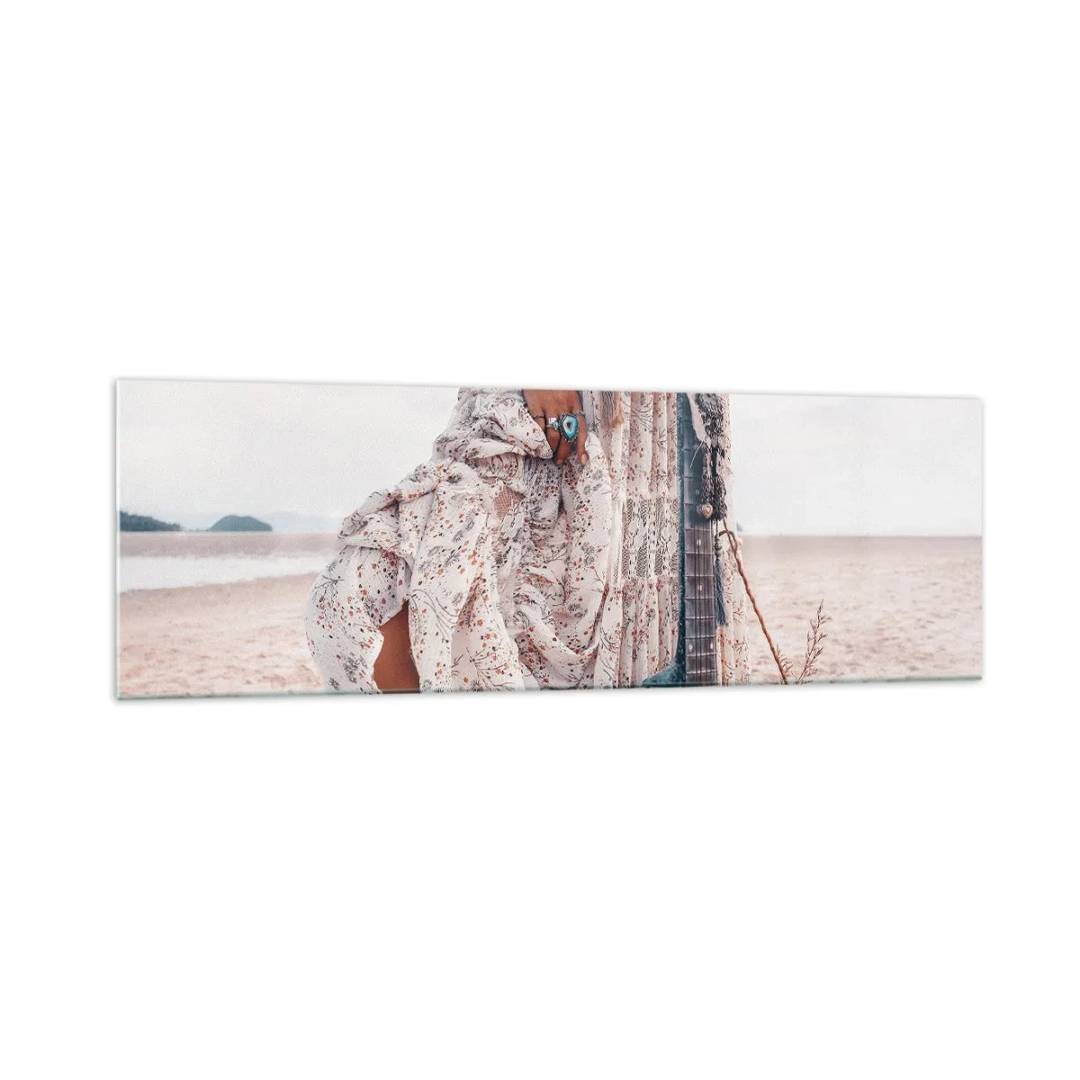 Cuadro sobre vidrio - Impresiones sobre Vidrio - Mujer de estilo boho con guitarra en la playa - 160x50cm - Una flor en el camino - Decoración de pared moderna para salón y dormitorio ARTTOR