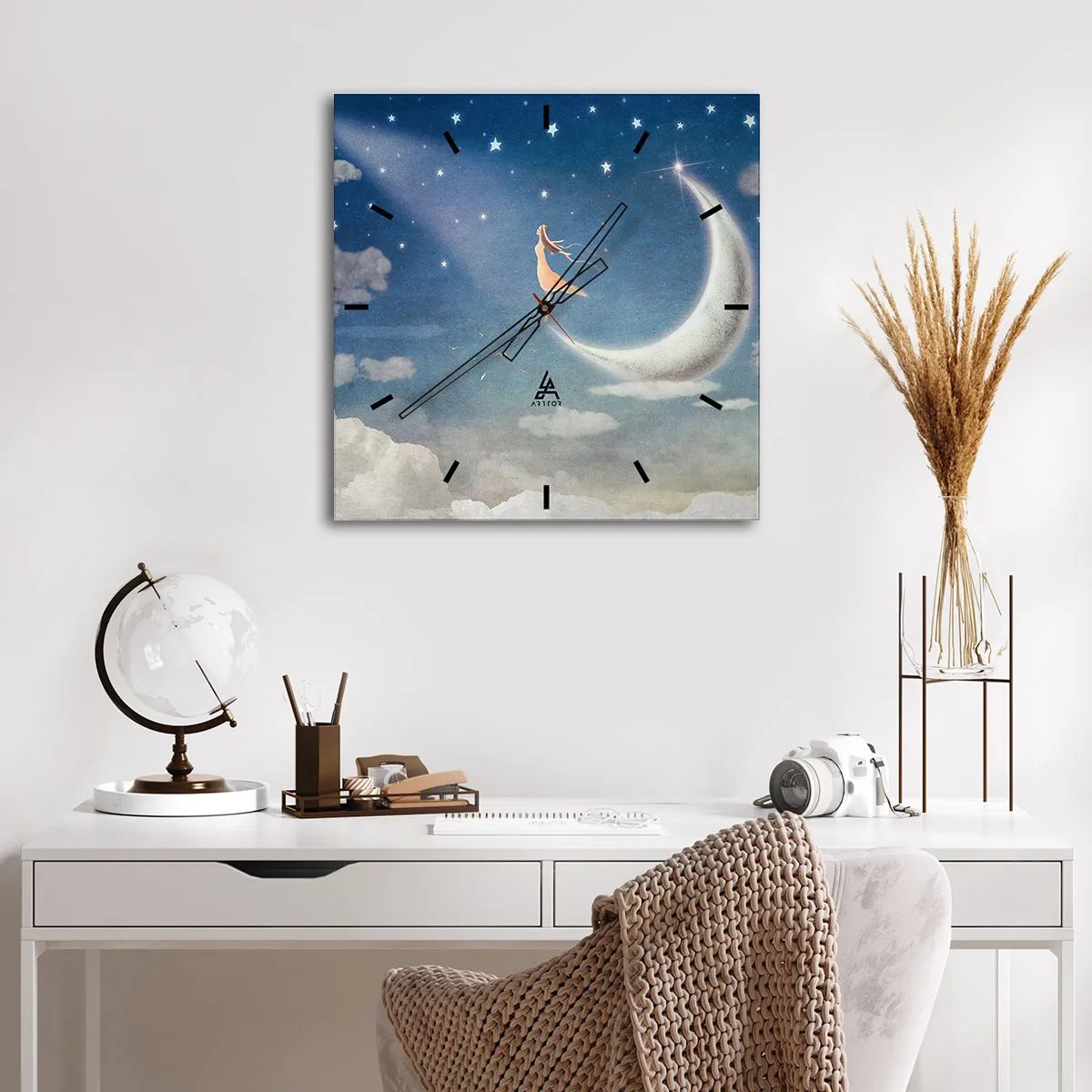 Reloj de pared - Reloj de vidrio - Una mujer en la luna rodeada de estrellas y nubes. - 30x30cm - Pretendiente sobre azul - Decoración de pared moderna para salón y dormitorio ARTTOR