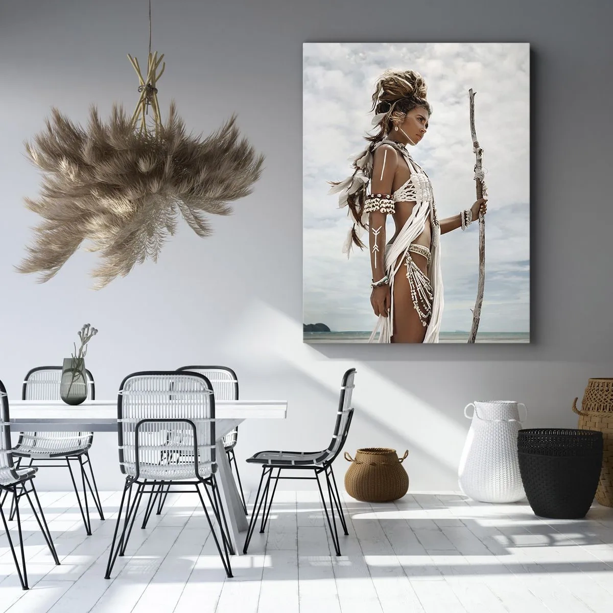 Cuadro sobre lienzo - Impresión de Imagen - Mujer estilizada en la playa con adornos étnicos y un palo. - 50x70cm - Reina de los trópicos - Decoración de pared moderna para salón y dormitorio ARTTOR