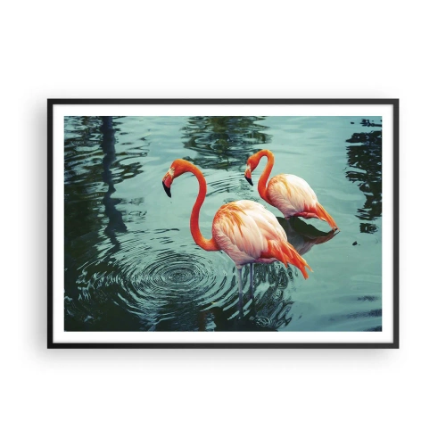 Póster en marco negro - Dos flamencos en el agua tranquila reflejando su entorno. - 100x70cm - Estamos de moda - Decoración de pared moderna para salón y dormitorio ARTTOR