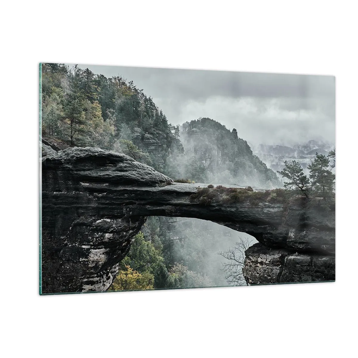 Cuadro sobre vidrio - Impresiones sobre Vidrio - Un puente de piedra entre montañas brumosas y un paisaje forestal. - 120x80cm - La aventura está a punto de comenzar - Decoración de pared moderna para salón y dormitorio ARTTOR