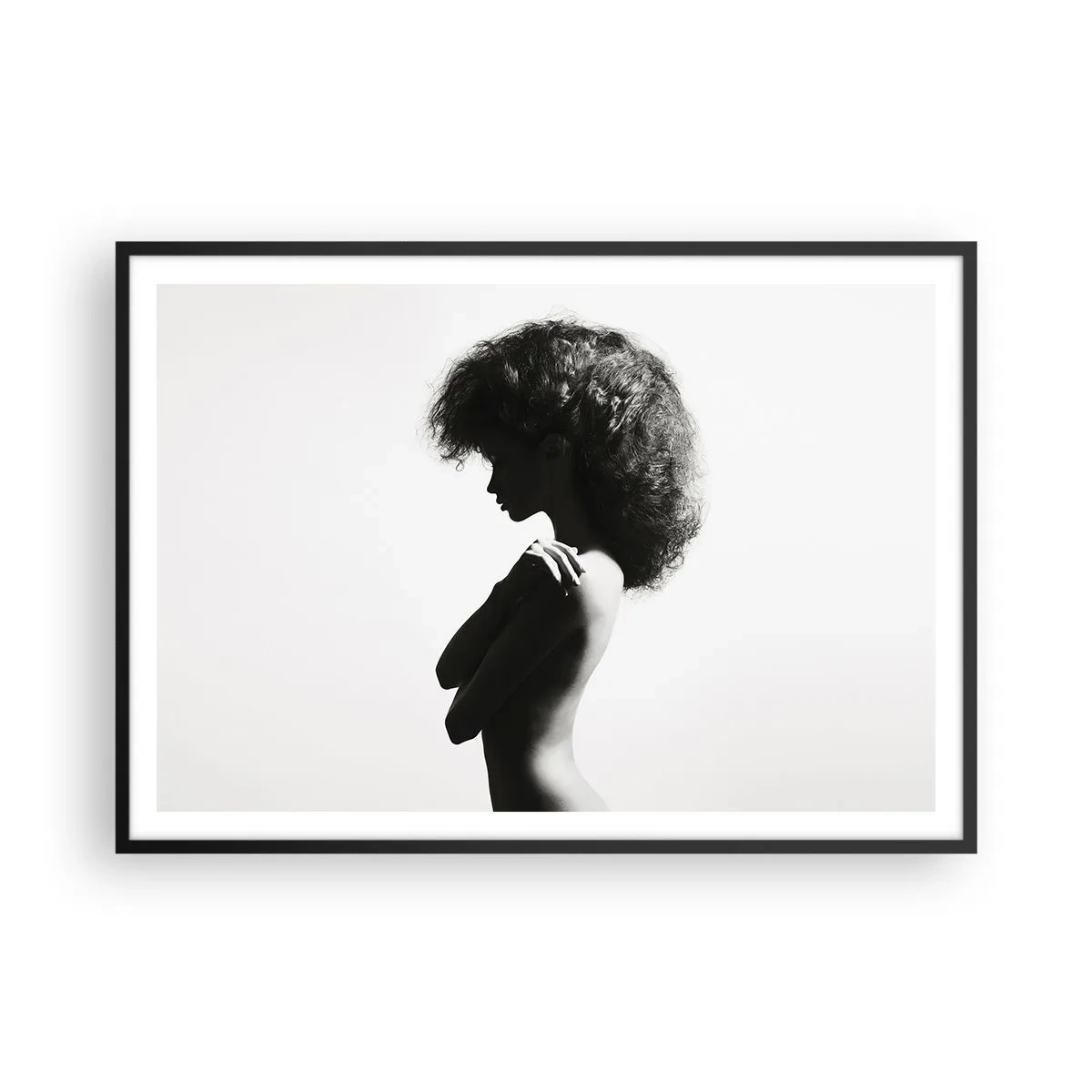 Póster en marco negro - Una silueta sutil de una mujer en tonos blanco y negro sobre un fondo claro. - 100x70cm - Como una flor en un tallo delgado - Decoración de pared moderna para salón y dormitorio ARTTOR