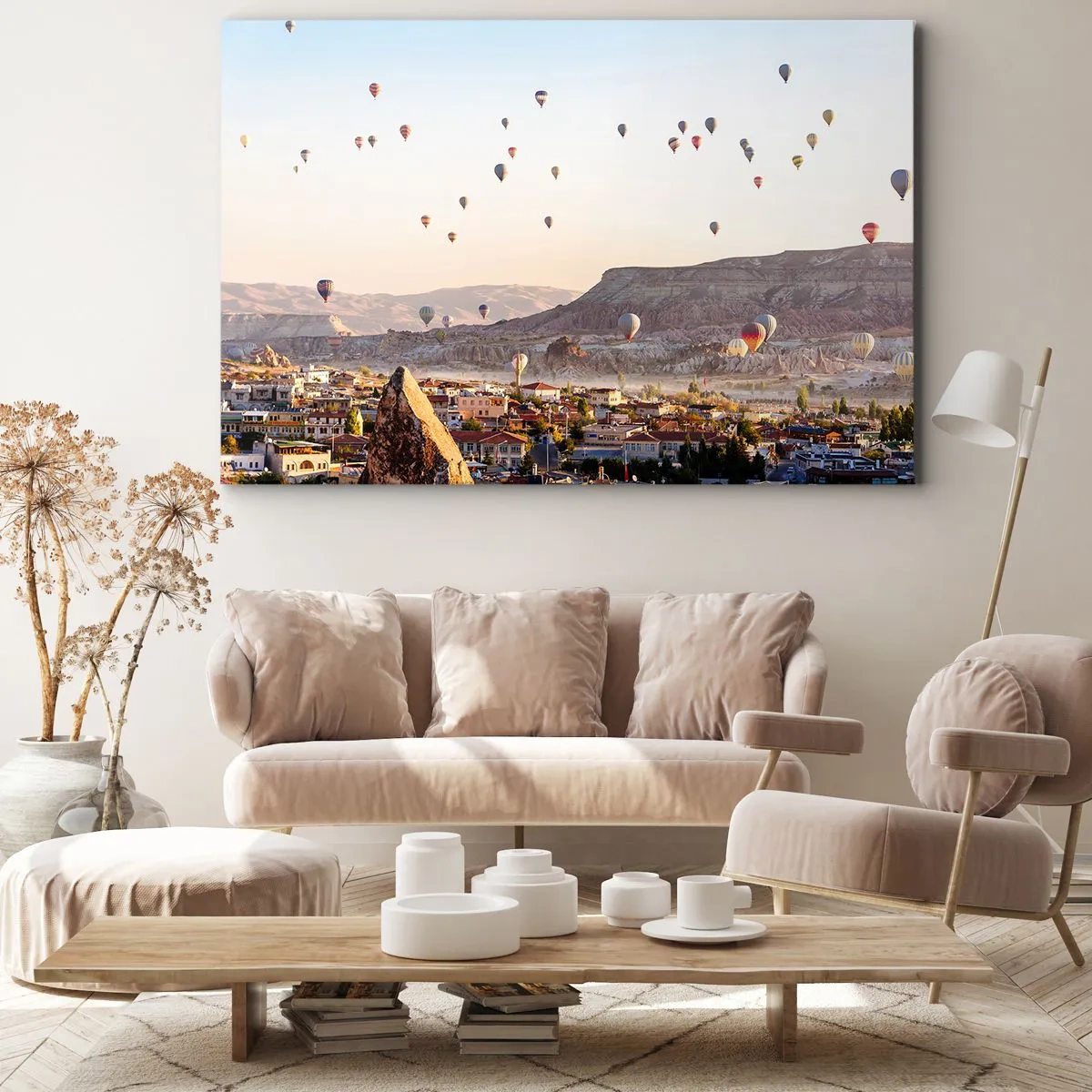 Cuadro sobre lienzo - Impresión de Imagen - Capadocia con globos con el telón de fondo de pintorescas colinas. - 100x70cm - Surcando los cielos - Decoración de pared moderna para salón y dormitorio ARTTOR