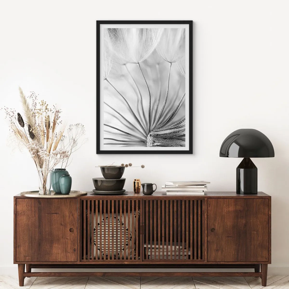 Póster en marco negro - Fotografía macro en blanco y negro de un diente de león con detalles sutiles. - 50x70cm - Caricias del viento - Decoración de pared moderna para salón y dormitorio ARTTOR